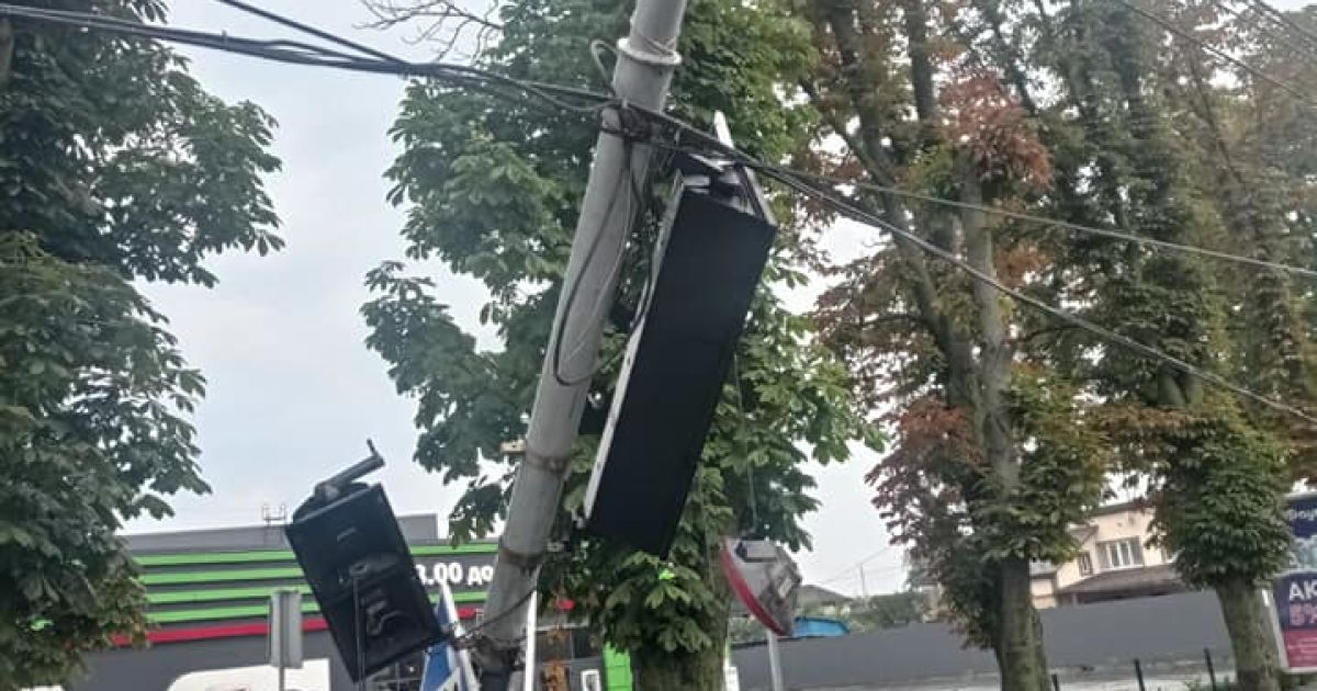 У Борисполі Porsche Cayenne врізався у світлофор