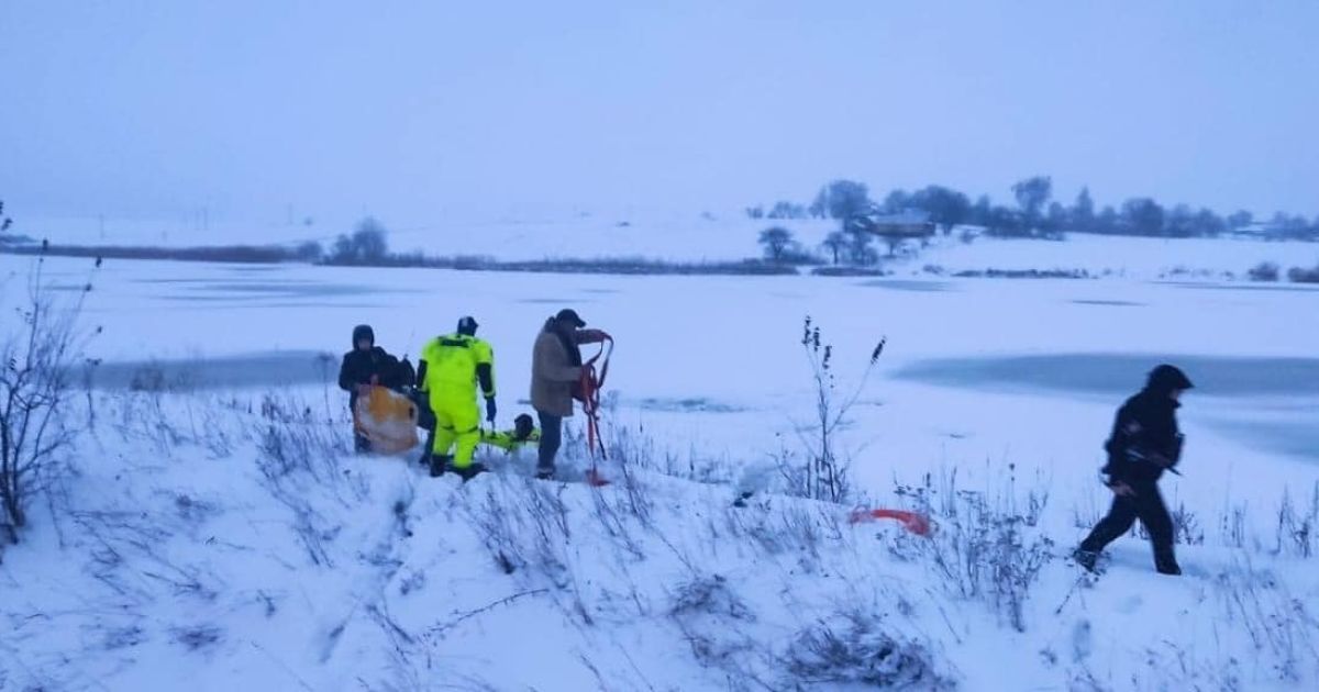 На Волині під ногами дітей на водоймі тріснула крига: що сталося (фото)