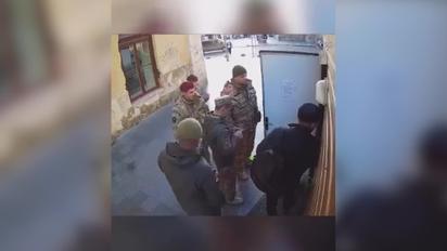 У Львові військкоми "мобілізували" паркувальника просто з робочого місця  