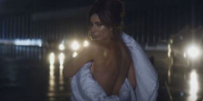 Ани Лорак в одном только одеяле на голое тело снялась в клипе Бадоева