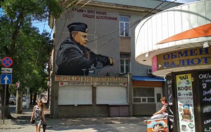 В Крыму быстро закрасили изображение Сенцова под муралом с Путиным