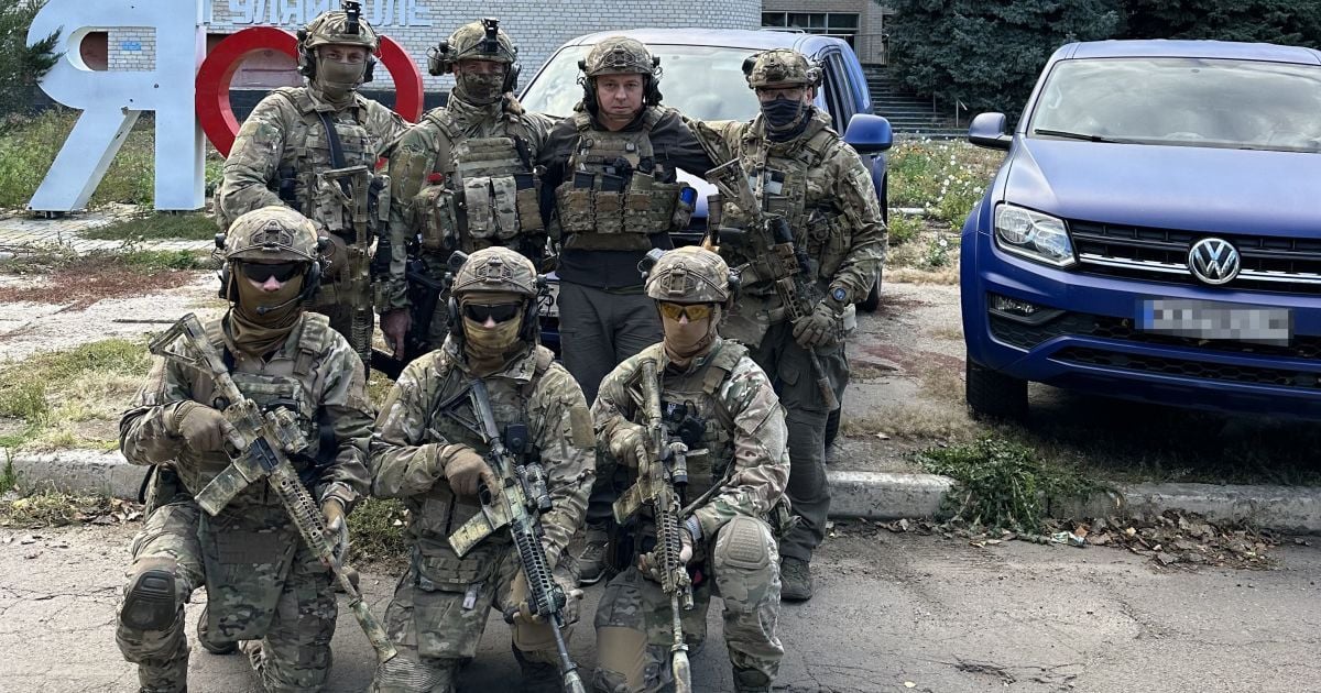 "Для мене велика честь жити з вами на одній землі", — народний тренер "Голосу країни" Андрій Мацола відвідав українських захисників на передовій