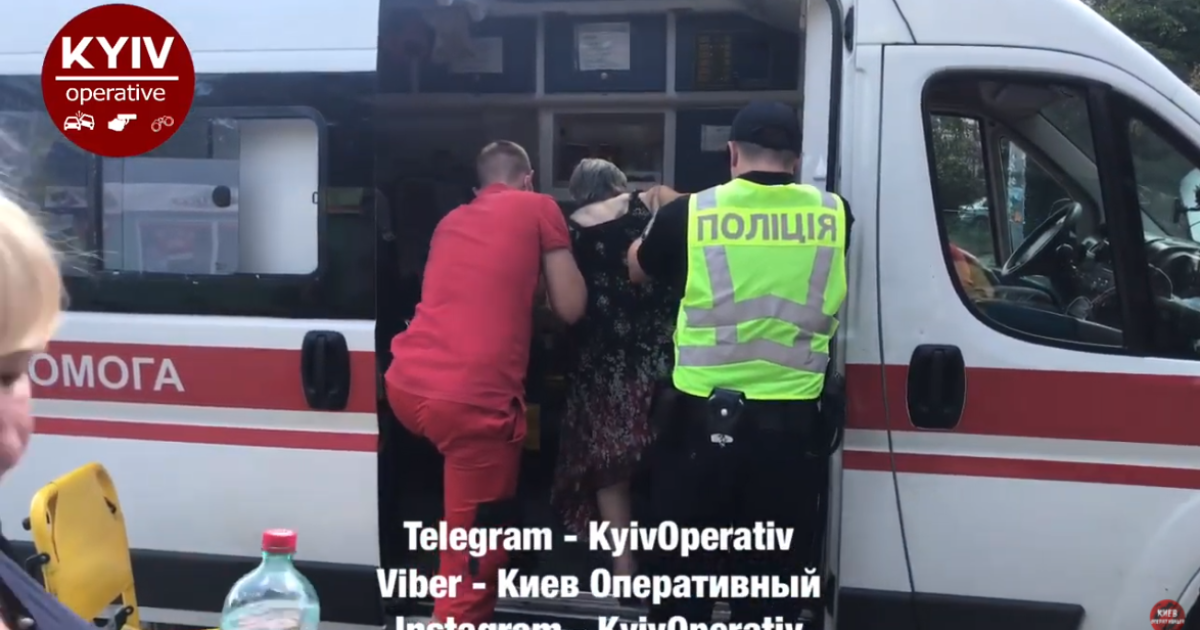 У Києві маршрутчик затиснув дверима літню жінку