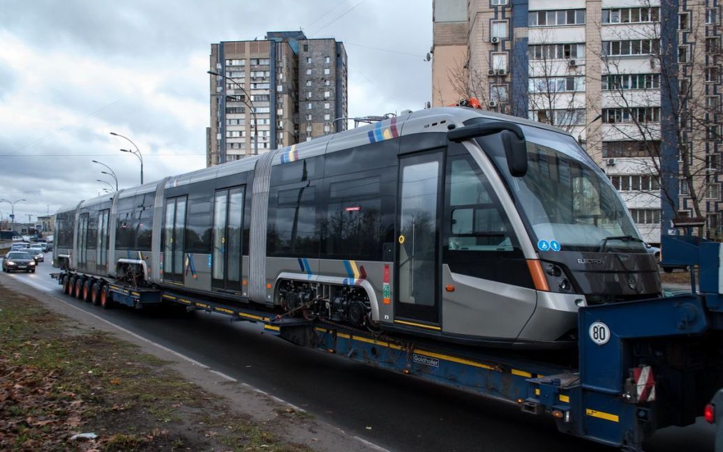 Современный львовский трамвай впервые проехался Киевом / © AllTransUA.com