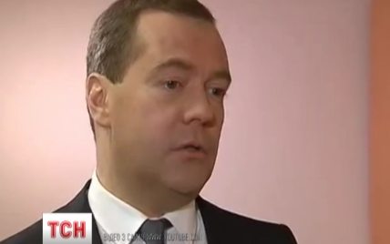 Медведев советует россиянам запасаться терпением и следить за событиями