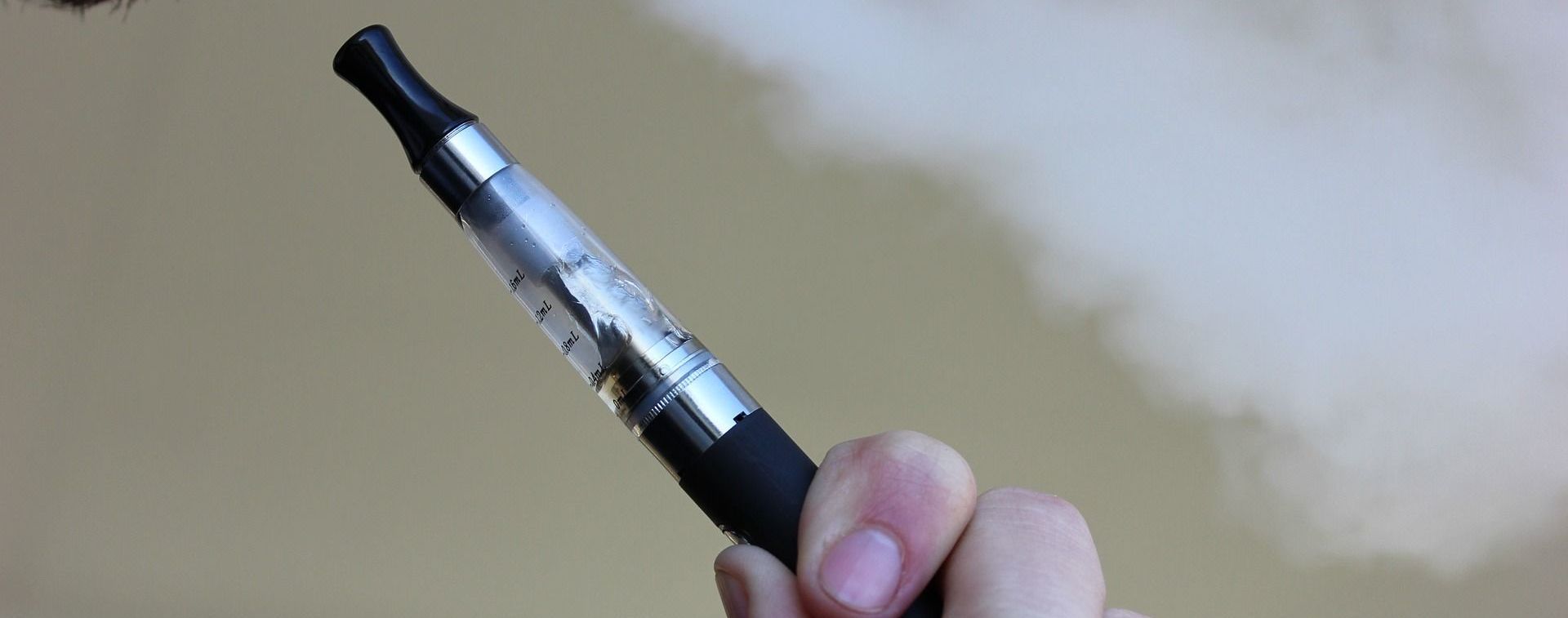 Несовершеннолетним в Украине запретили продавать электронные сигареты: нарушителей будут жестко штрафовать