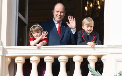 Князь Альбер II з дітьми та сестрою принцесою Кароліною вітали підданих з балкона палацу
