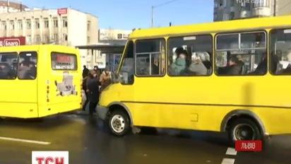Львов остановился из-за снега: как горожане помогают добраться на работу друг другу