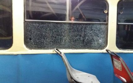 У Дніпрі невідомі обстріляли трамвай