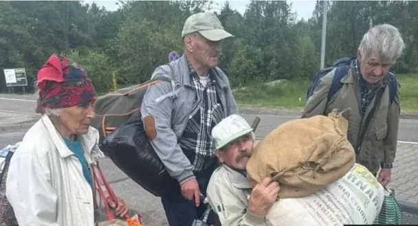 Люди на фото смогли выбраться из Олешков весной 2026 года / © ВВС