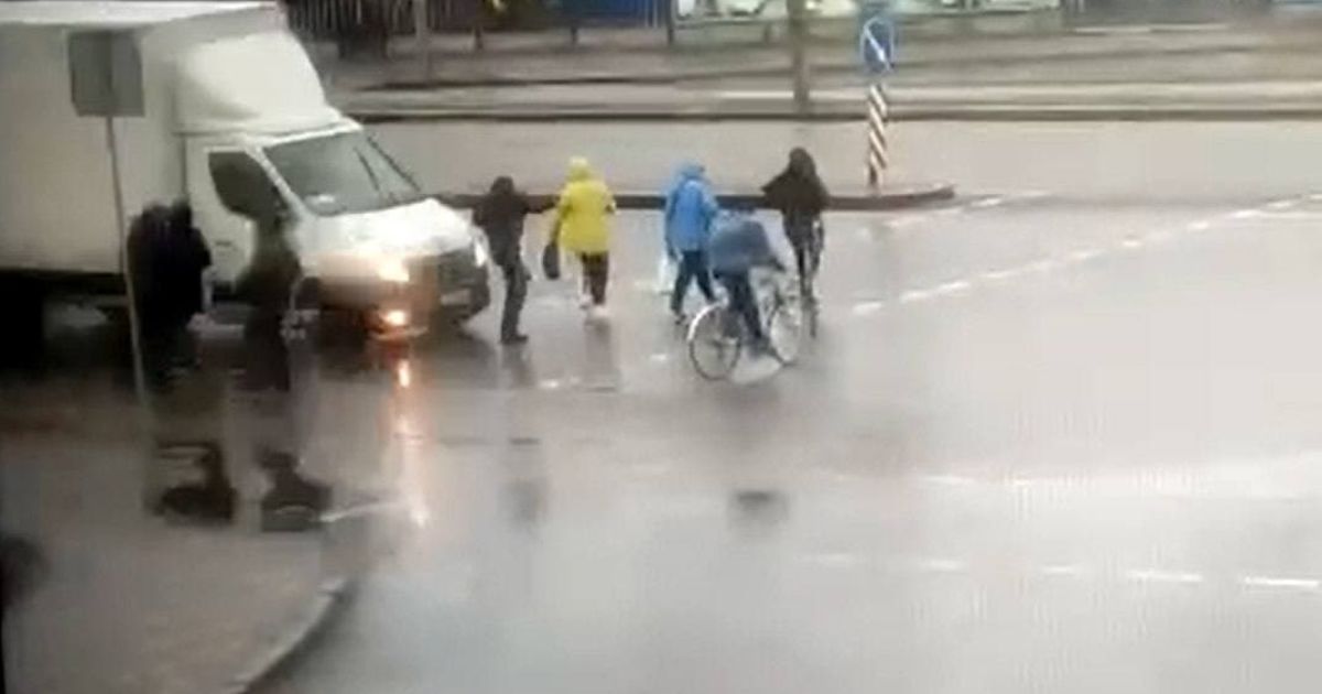 Летів на "червоне" світло: з'явилося відео, як мікроавтобус збив пішохода і велосипедиста на "зебрі"