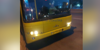 У Києві дитині затиснуло руку дверима автобуса: водій замість допомоги вилаявся