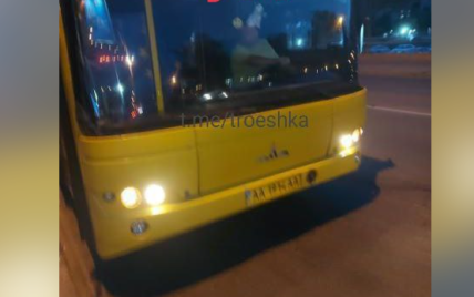 У Києві дитині затиснуло руку дверима автобуса: водій замість допомоги вилаявся