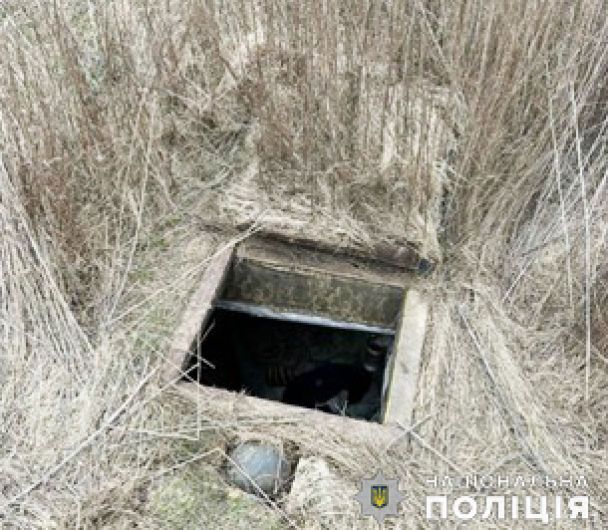 Такий вигляд мав бункер, в якому викрадач тримав дівчинку  / Фото: Поліція Миколаївської області / © 