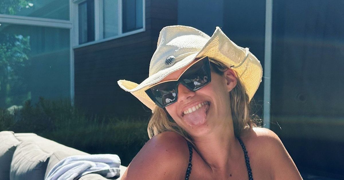 В бикини и ковбойской шляпе: модель Сара Сампайо показала фото с отдыха