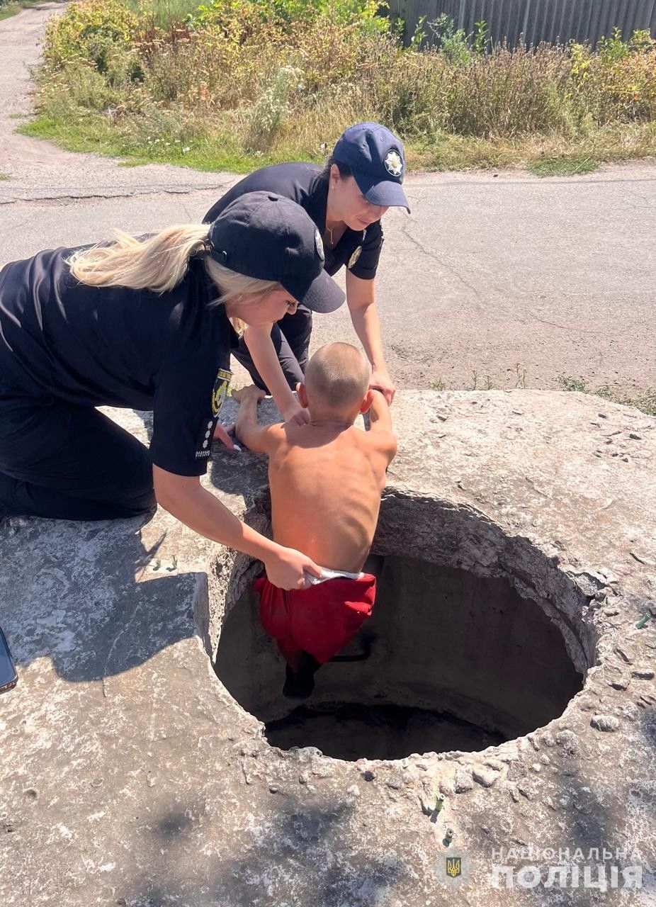 У П'ятихатках ювенальні поліцейські допомогли 11-річному хлопчику вибратися з технічного колодязя / © Кам'янське районне управління поліції