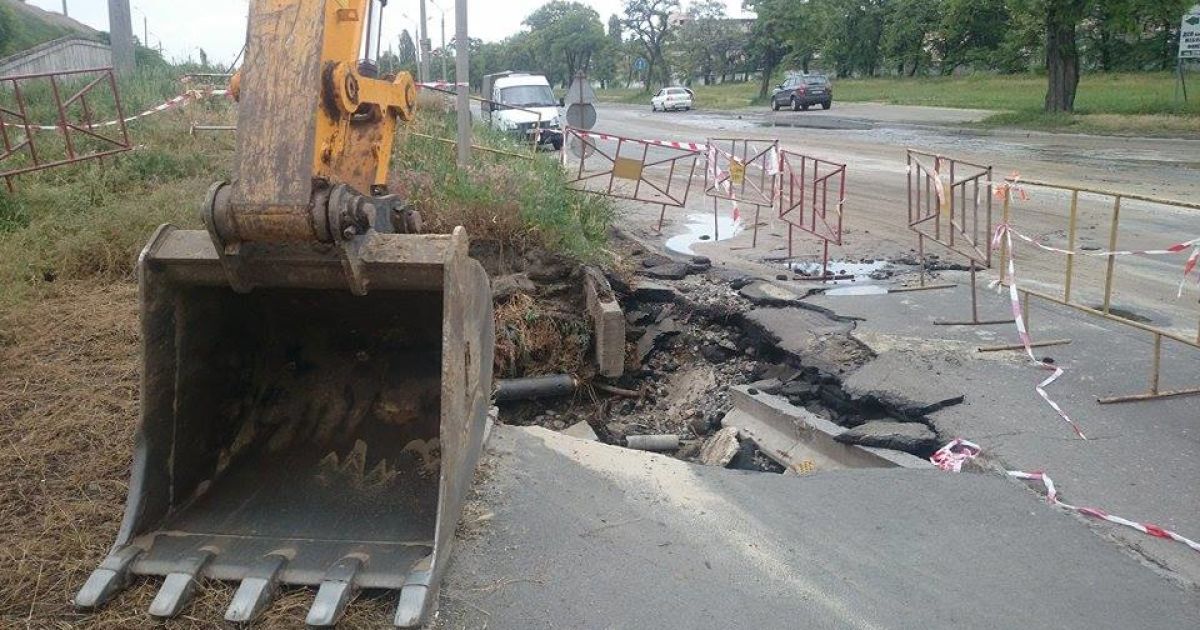 Горячей водой залило дорогу / © Фото Ивана Воробьева/ТСН