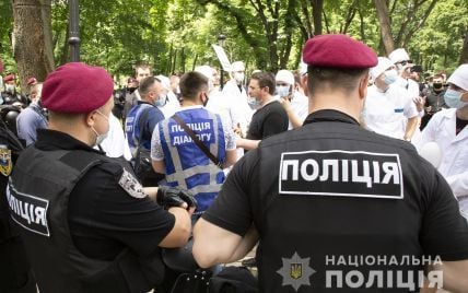 Столкновения на Банковой: задержано 15 человек и отстраненно полицейского, который применил силу против активиста на акции