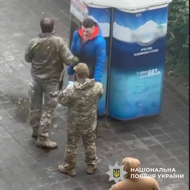 В Харькове работник ТЦК ударил мужчину в живот: как накажут военного