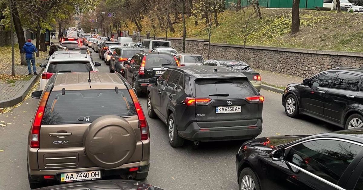 Київ перед святковими вихідними скували значні затори: на яких вулицях складно проїхати