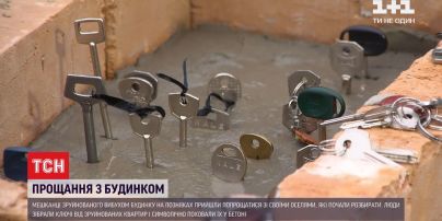 У столиці мешканці зруйнованої вибухом багатоповерхівки на Позняках прощаються зі своїми оселями