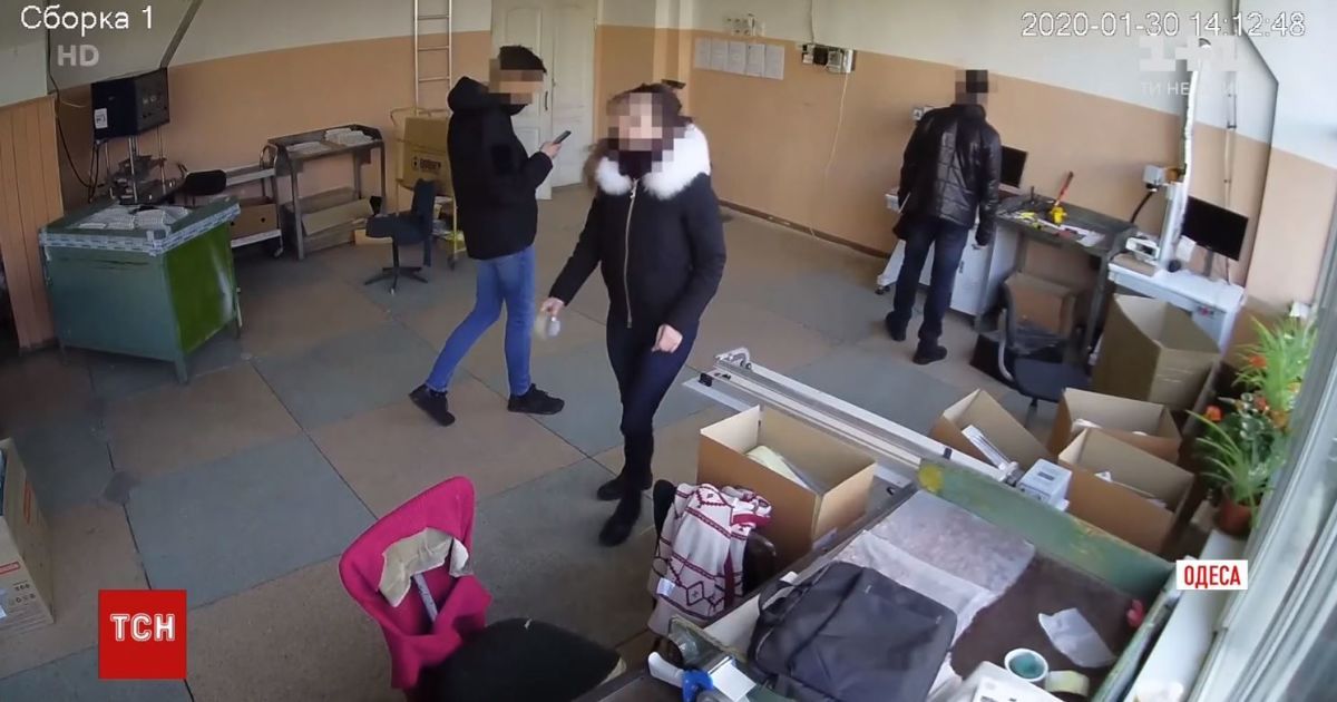 В Одесі копи під час обшуку обікрали підприємство, на якому працюють люди з вадами зору