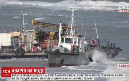 В Одесской области шторм выбросил на берег буксир с буровой платформой