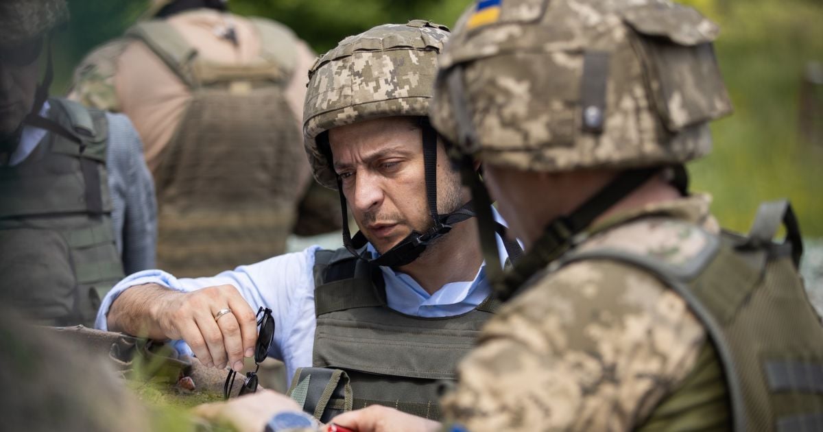 Президент Зеленский впервые посетил военных на Донбассе