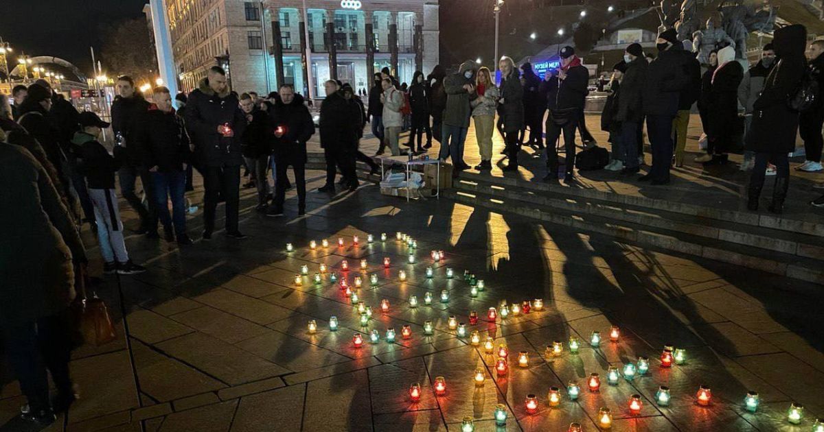 Віталій Кличко і Олег Сенцов виступили на Майдані у річницю побиття "Беркутом" студентів на акції "Діалоги про гідність"