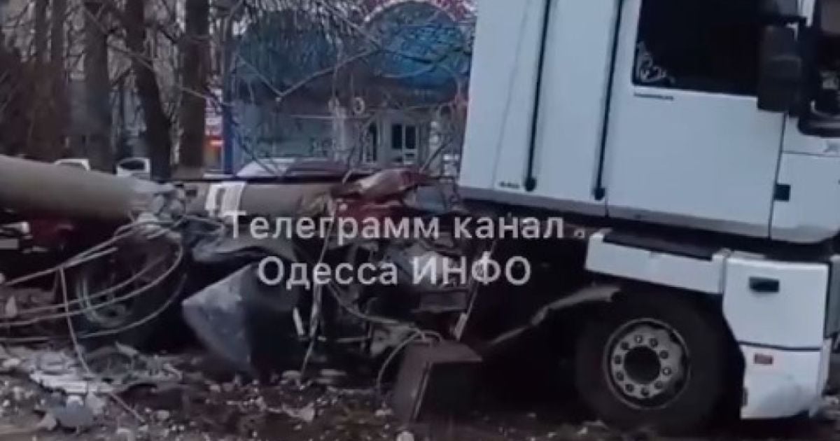 Водитель грузовика закрылся в салоне: под Одессой фура на скорости протаранила легковой автомобиль, есть погибший