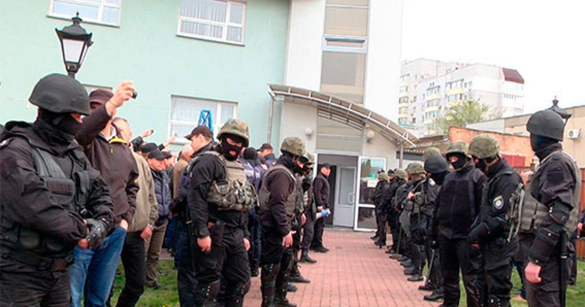 30 вооруженных ружьями и травматами мужчин захватили "Черкассыоблэнерго"