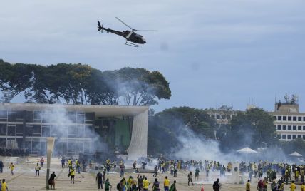 Масштабні протести в Бразилії та потужний обстріл Сумщини: головні новини ночі 9 січня 2023 року