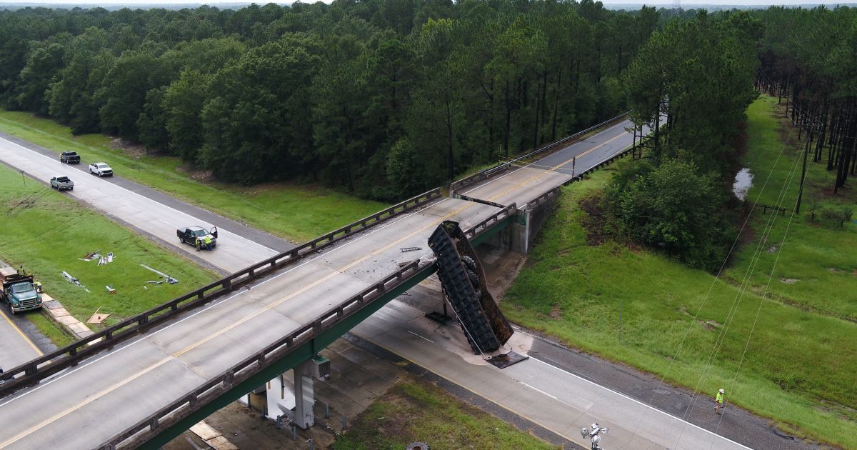 У США вантажівка зрушила естакаду на два метри в унікальній ДТП