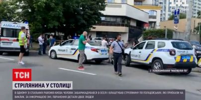 Новини України: у Києві чоловік забарикадувався в оселі та стріляє по копах, вже є поранений