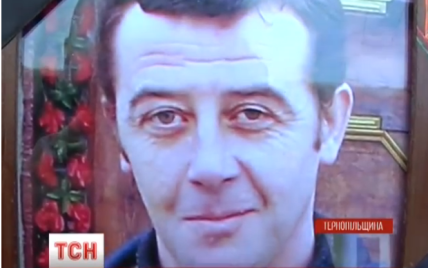На Тернопольщине погибшего водителя фронтовой "скорой" отпевали 24 священника