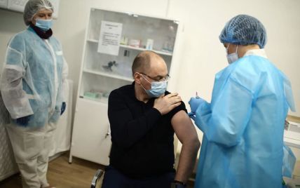 Вакцинация в Украине: почему прививку сделал Степанов и когда укол получит Зеленский
