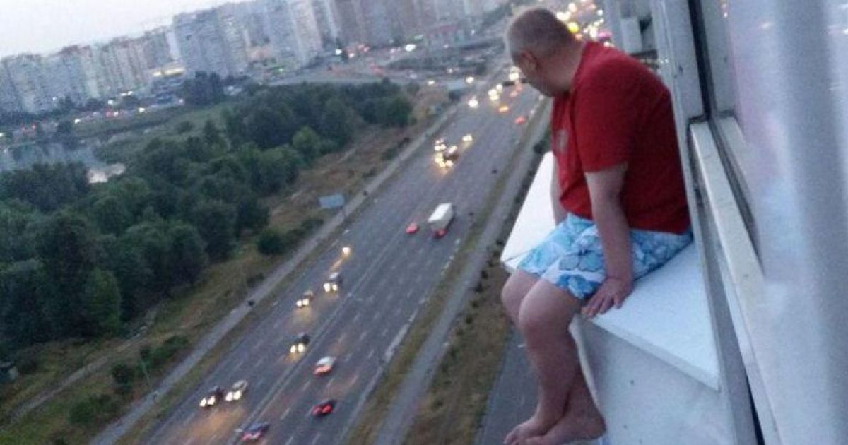 У Києві патрульний розповідями про службу врятував чоловіка, який хотів стрибнути з 17 поверху