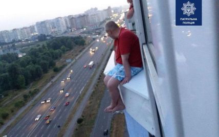 У Києві патрульний розповідями про службу врятував чоловіка, який хотів стрибнути з 17 поверху