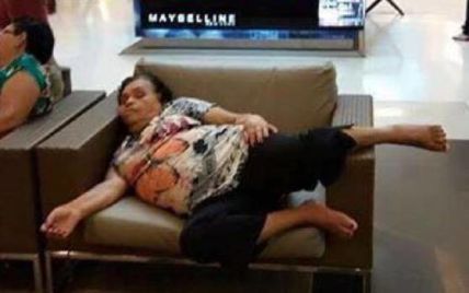 Пожилая женщина, которая задремала в торговом центре в забавной позе, стала звездой соцсетей