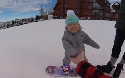 Юзеров порадовало видео, на котором ловкий 14-месячный малыш катается на сноуборде