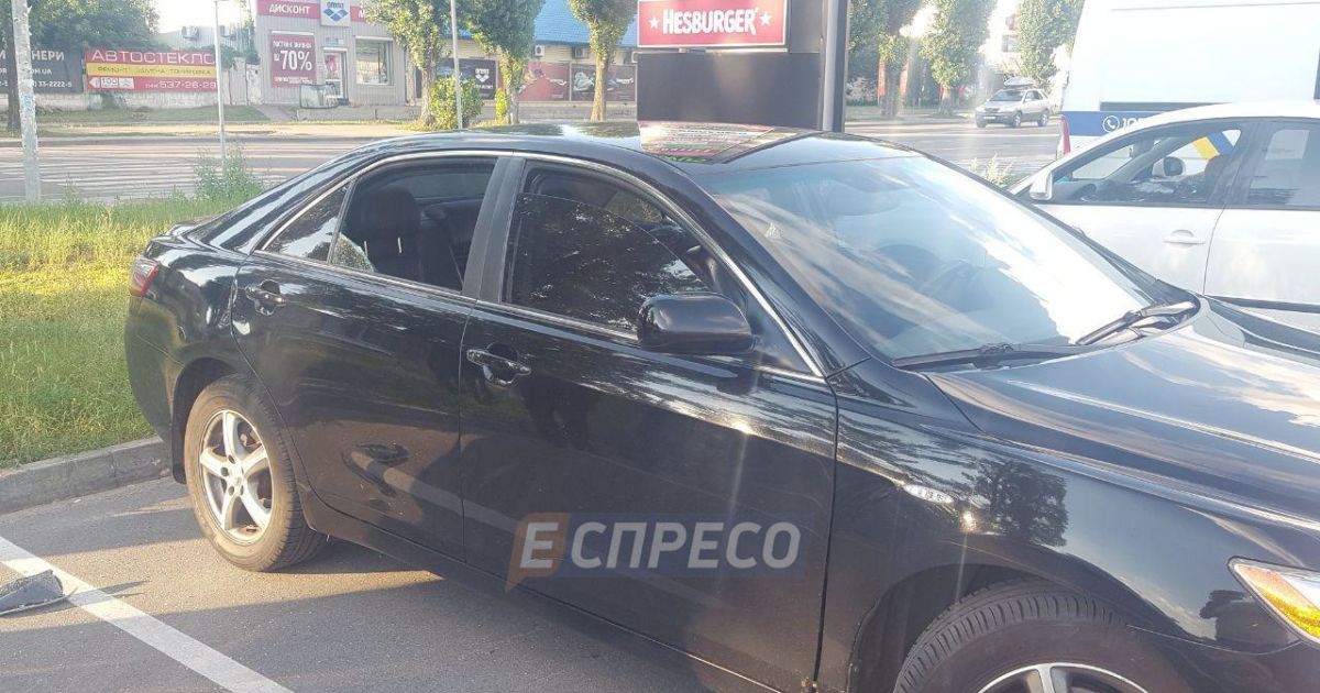 В Киеве обстреляли авто и забрали два миллиона гривен