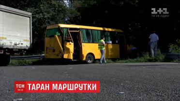 На трасі під Києвом вантажівка протаранила автобус з пасажирами