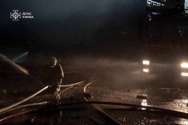 В результате ракетного удара возникли большие пожары в нескольких районах города