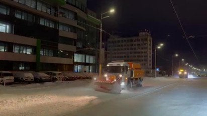 Коммунальщики расчищают Киев от снега