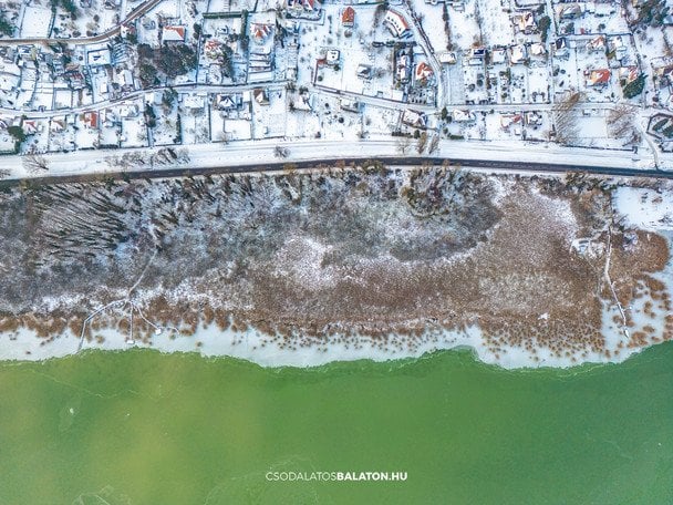 Озеро Балатон в Угорщині повністю замерзло вперше за 9 років. Фото: Csodálatos Balaton