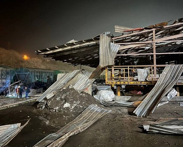 Ціллю російських терористів стали обʼєкти портової, житлової, промислової та енергетичної інфраструктури на Одещині.  / © ДСНС