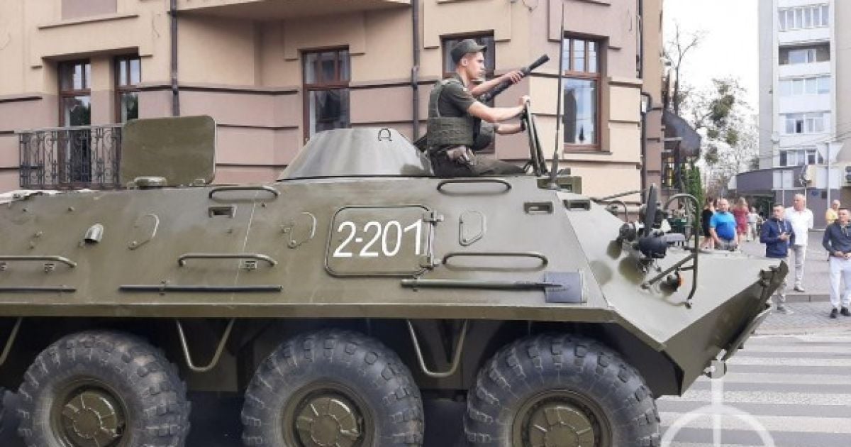 Взяття в заручники автобуса з людьми: в центр Луцька стягнули силовиків та БТРи