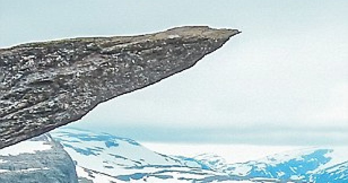 Экстремал выполнил опасный трюк на краю пропасти / © catersnews.com