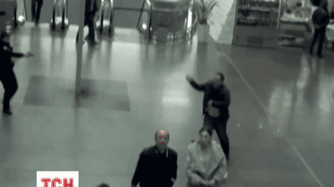 В Борисполе иностранец бросался с ножом на патрульных и нанес себе ранение в живот