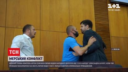 Новини України: мер Конотопа демонстративно облив народного депутата водою під час сесії